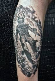 bracciu astronautu grisu neru è mudellu di tatuaggi di spaziu
