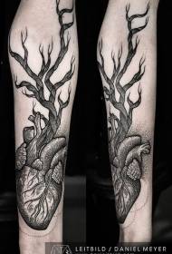 опростен дизайн на черно-бяло сърце, свързано с модела на татуировка на голямото дърво