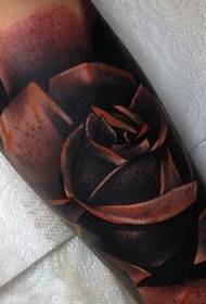 unikalus juodos rožės tatuiruotės modelis