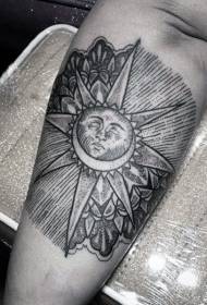 Modello tatuaggio braccio sole e luna nero stile filato