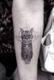 Рука очень реалистичного черно-белого милого котенка с татуировкой в форме сердца