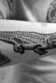 ruku smiješno crni uzorak krokodila tetovaža