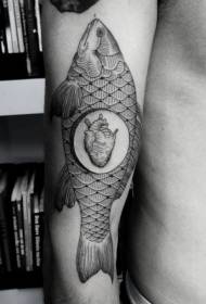 Armas increíbles peces grandes en blanco y negro con patrón de tatuaje de corazón
