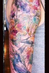 χέρι όμορφα πολύχρωμα πουλιά και τα λουλούδια φύλλο τατουάζ μοτίβο