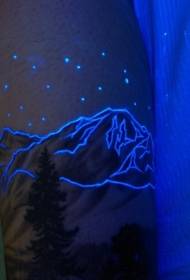lengan garis neon yang menggambarkan gunung dan corak tatu bintang