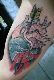 brazo delicado corazón coloreado con patrón de tatuaje de flecha