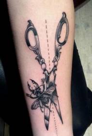 gražios juodos durtinės žirklės ir vabzdžių rankos tatuiruotės modelis
