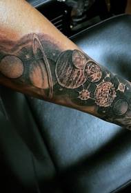 arm otroligt svartvitt solsystem planet tatuering mönster