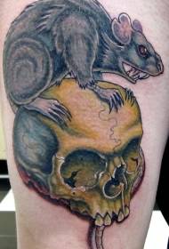 šlaunų spalvos Pelės ir kaukolės tatuiruotės raštas