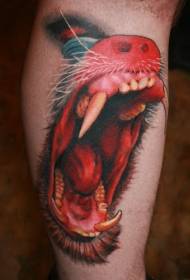 krah i ngjyrosur duke qarë modelin e tatuazhit me gojë të madhe