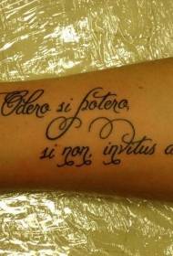 brazo rizado letras grandes negro tatuaje patrón