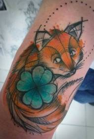 braccio tatuaggio simpatico cartone animato colore volpe e trifoglio tatuaggio