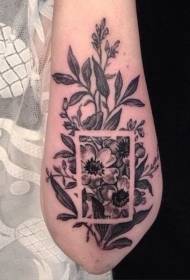 model i tatuazhit me lule të zeza dhe të bardha të bukura të pikturuara me dorë