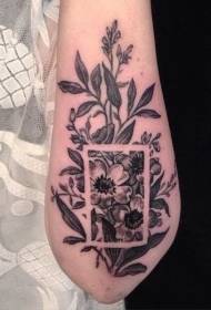 bellissimo modello di tatuaggio braccio fiore bianco e nero dipinto a mano