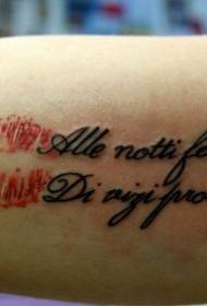 Letras italianas y patrón de tatuaje de brazo de impresión de labios rojos