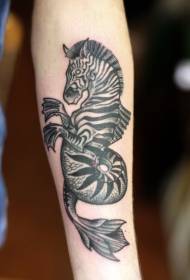 Ingalo emnyama namhlophe i-Zebra ne-hippocampus tattoo iphethini