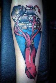 Arm nautiese tema gekleurde karp en seilboot tatoeëerpatroon