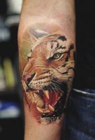 lengan menderu kepala harimau pola tato realistis dicat