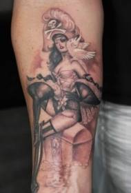 lengan gadis bajak laut seksi dengan pola tato harta karun