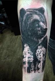 Oso negro realista y patrón de tatuaje de brazo de maderas blancas