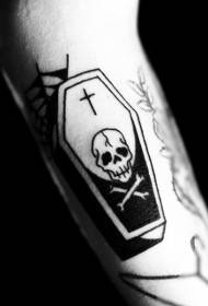 prosta czarno-biała trumna z wzorem tatuażu na ramieniu kości czaszki