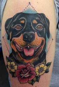 Rottweiler colorato vecchia scuola e motivo tatuaggio braccio fiore