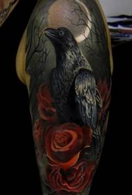 большая красивая черная ворона с татуировкой в виде красной розы луны