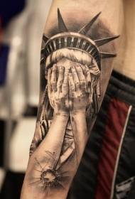 рака многу реалистична тетоважа на Статуата на слободата