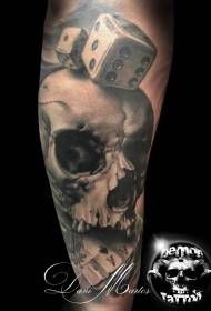armare uno spettacolare disegno di dadi e poker tatuaggio