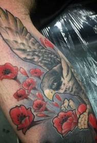 可愛的彩色鷹與花臂紋身圖案