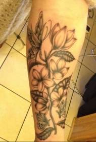 padrão de tatuagem de braço de jasmim e borboleta preto e branco