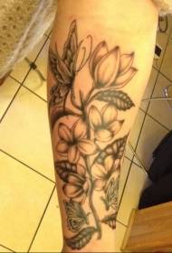 motivo tatuaggio braccio di gelsomino e farfalla bianco e nero