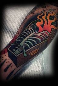 armfarget kiste og brennende tatoveringsmønster