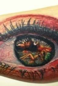 فتاة عارية رسمت الوشم في العينين