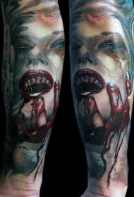 Уражлівы жах крывавага малюнка татуіроўкі жанчыны на руку вампіра