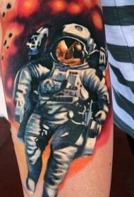 realistisk färg astronaut man arm tatuering mönster