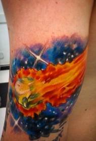 na ramieniu prosta pomalowana płonąca kometa i gwiaździsty wzór tatuażu