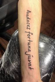 bracciu di mudellu di tatuatu di lettera negra nera