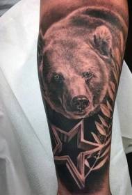 Застрашујући црно-бели реалистични медвед са пентаграм узорком тетоваже на рукама