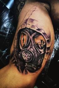 storarm farve mystisk mand gasmaske tatoveringsmønster