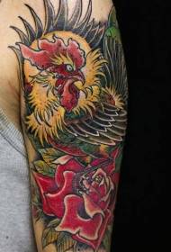 Смешен шарен голем петел со шема на тетоважа со розова рака