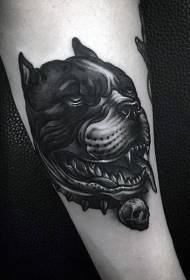 grym svart hund med tatueringsmönster för squatarm