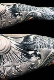 braccio realistico modello del tatuaggio dell'aquila