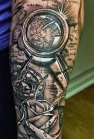 krah i hartës mahnitëse realiste me modelin e tatuazhit me xham zmadhues