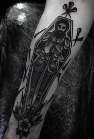 黑色和白色的中世紀騎士棺材手臂紋身圖案