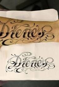 ramię czarny szary ładny wygląd angielski wzór winorośli tatuaż tatuaż