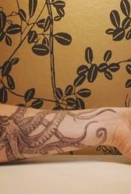 ръка много реалистично черно-бяло голям октопод модел татуировка личност