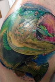 Patrón de tatuaje de brazo de pez monstruo grande pintado de miedo