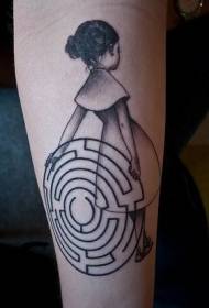 Рука грати чорно-біла дівчинка в стилі татуювання лабіринту