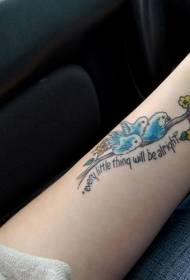 рука слатка боја мала птица и мало цветно писмо тетоважа узорак